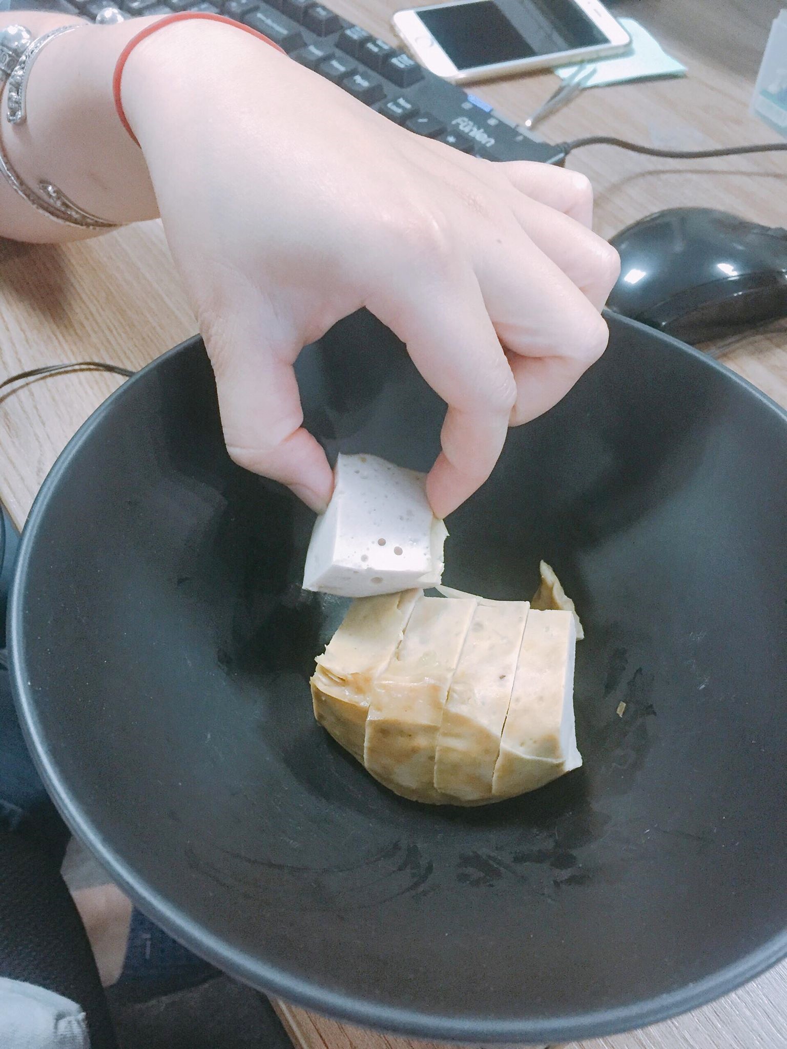 Ngày gió mùa cuối tháng, các chị em thuộc team rich girl hay team nhà nghèo ăn bánh mì cầm hơi chờ lương về? - Ảnh 13. Ngày gió mùa cuối tháng, các chị em thuộc team rich girl hay team nhà nghèo ăn bánh mì cầm hơi chờ lương về? - Ảnh 13.