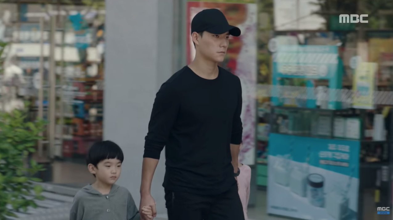 Bác sĩ ngoại quốc đẹp trai của Hậu duệ mặt trời trở thành kẻ thù của So Ji Sub - Ảnh 6. Bác sĩ ngoại quốc đẹp trai của Hậu duệ mặt trời trở thành kẻ thù của So Ji Sub - Ảnh 6.