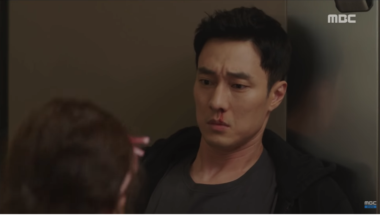 Mới tập đầu phim mới, So Ji Sub đã bị nữ chính làm cho đổ máu - Ảnh 1. Mới tập đầu phim mới, So Ji Sub đã bị nữ chính làm cho đổ máu - Ảnh 1.