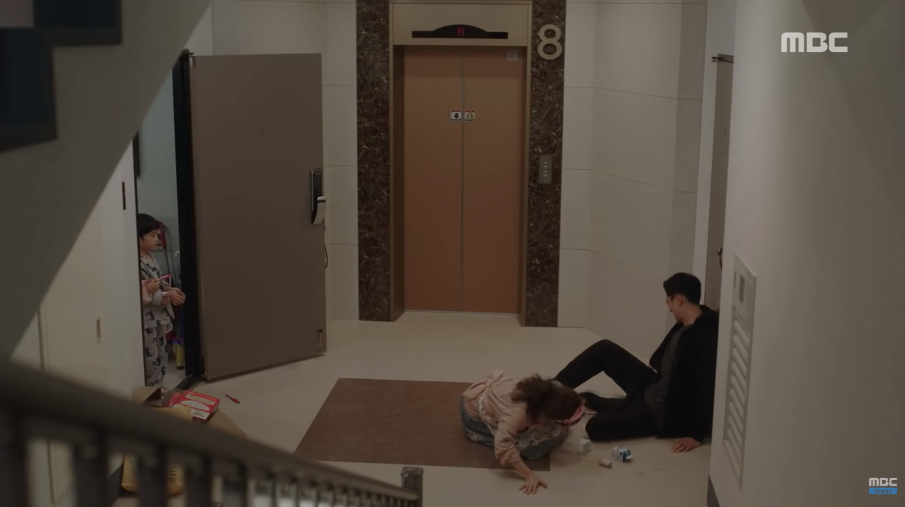 Mới tập đầu phim mới, So Ji Sub đã bị nữ chính làm cho đổ máu - Ảnh 4. Mới tập đầu phim mới, So Ji Sub đã bị nữ chính làm cho đổ máu - Ảnh 4.