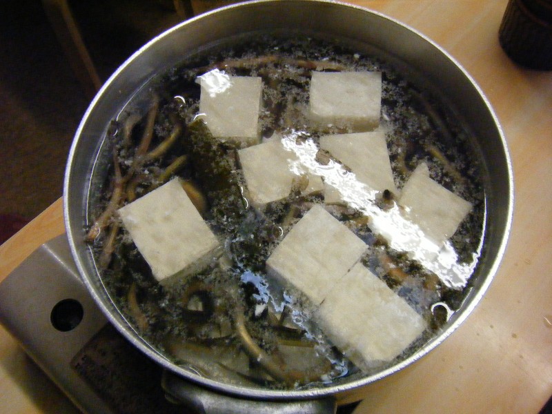 Tàu hủ địa ngục - món ăn có nguyên liệu và cách chế biến đơn giản nhưng lại đầy tai tiếng trong văn hóa ẩm thực Nhật Bản - Ảnh 6. Tàu hủ địa ngục - món ăn có nguyên liệu và cách chế biến đơn giản nhưng lại đầy tai tiếng trong văn hóa ẩm thực Nhật Bản - Ảnh 6.