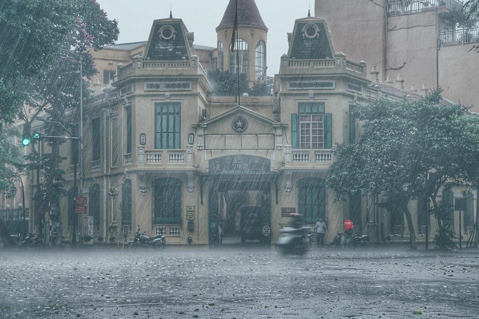 Đẹp nao lòng Hà Nội những ngày có mưa thu - Ảnh 12. Đẹp nao lòng Hà Nội những ngày có mưa thu - Ảnh 12.