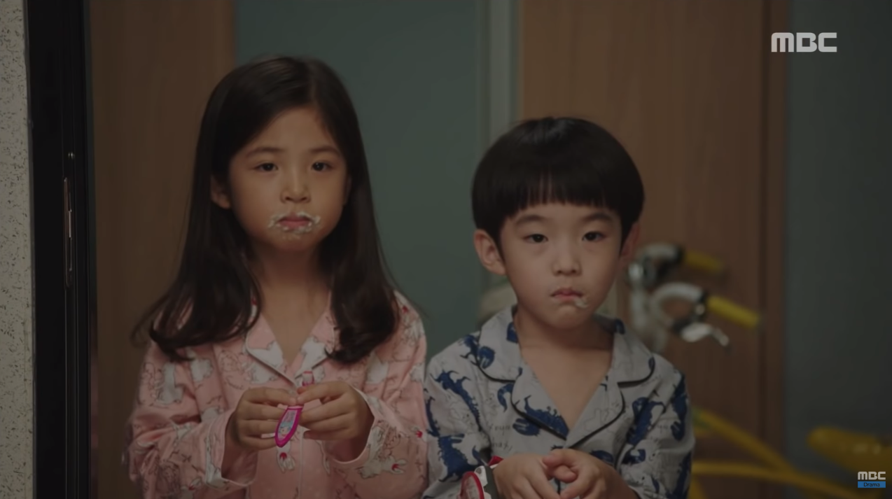 Mới tập đầu phim mới, So Ji Sub đã bị nữ chính làm cho đổ máu - Ảnh 3. Mới tập đầu phim mới, So Ji Sub đã bị nữ chính làm cho đổ máu - Ảnh 3.