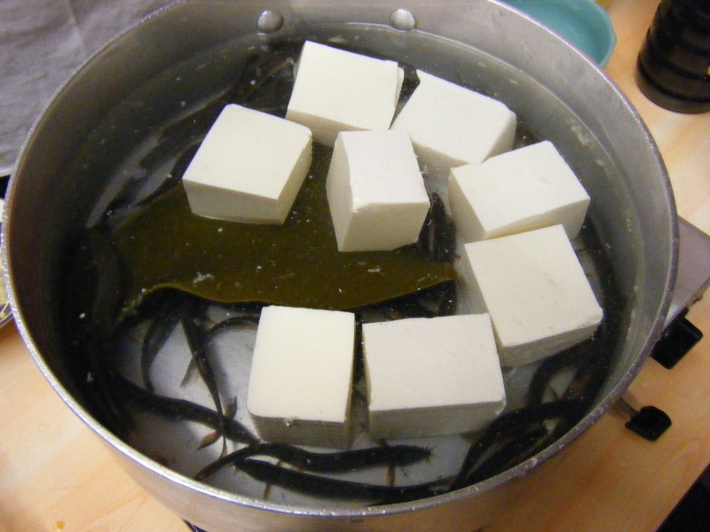 Tàu hủ địa ngục - món ăn có nguyên liệu và cách chế biến đơn giản nhưng lại đầy tai tiếng trong văn hóa ẩm thực Nhật Bản - Ảnh 3. Tàu hủ địa ngục - món ăn có nguyên liệu và cách chế biến đơn giản nhưng lại đầy tai tiếng trong văn hóa ẩm thực Nhật Bản - Ảnh 3.