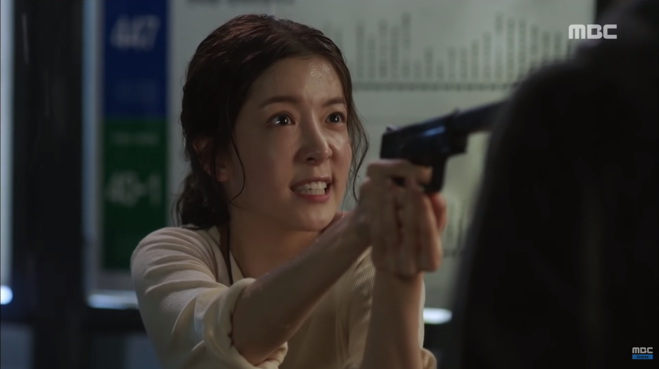Mới tập đầu phim mới, So Ji Sub đã bị nữ chính làm cho đổ máu - Ảnh 10. Mới tập đầu phim mới, So Ji Sub đã bị nữ chính làm cho đổ máu - Ảnh 10.