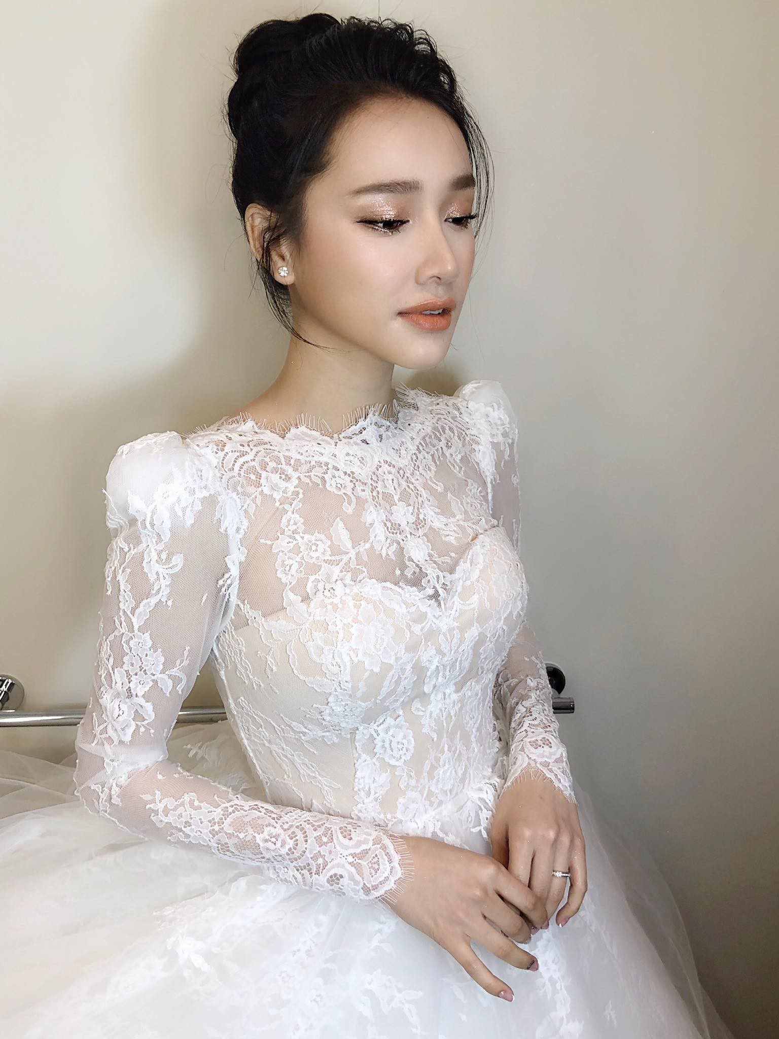 Hình ảnh Nhã Phương trong ngày cưới, cuối cùng nữ diễn viên cũng gia nhập hội chị em cằm nhọn hoắt rồi đấy à? - Ảnh 4. Hình ảnh Nhã Phương trong ngày cưới, cuối cùng nữ diễn viên cũng gia nhập hội chị em cằm nhọn hoắt rồi đấy à? - Ảnh 4.