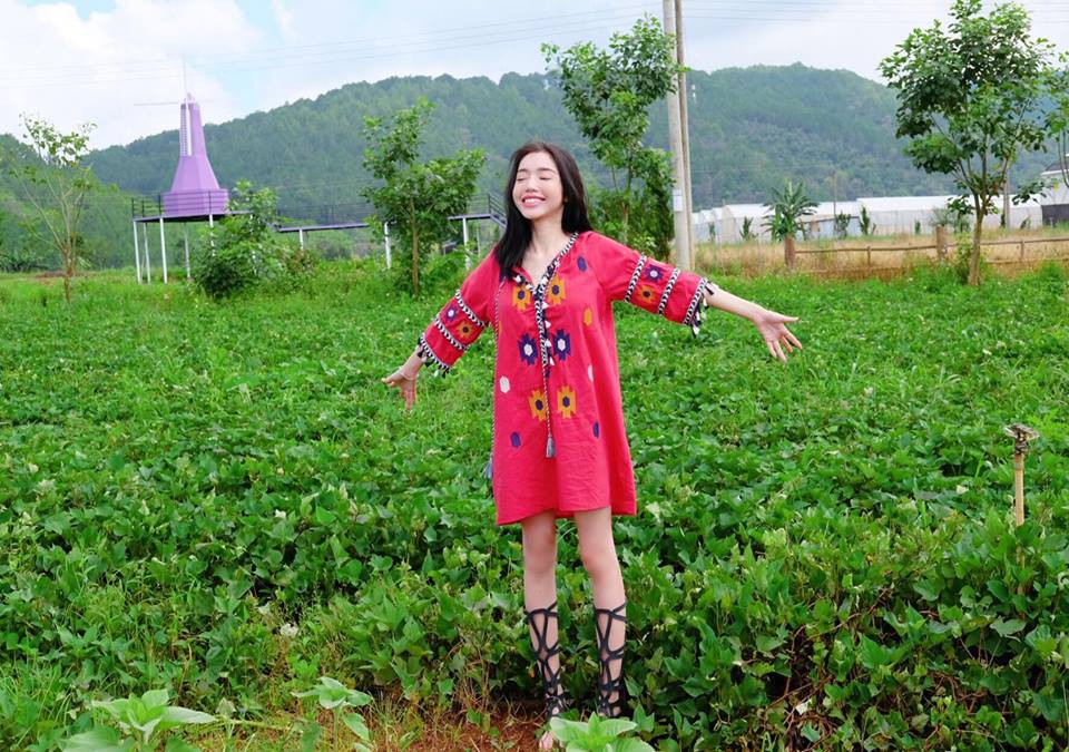 Không cần khoe da thịt, gái hai con Elly Trần vẫn đốt mắt fan hâm mộ với vóc dáng nuột nà như thiếu nữ đôi mươi - Ảnh 2. Không cần khoe da thịt, gái hai con Elly Trần vẫn đốt mắt fan hâm mộ với vóc dáng nuột nà như thiếu nữ đôi mươi - Ảnh 2.