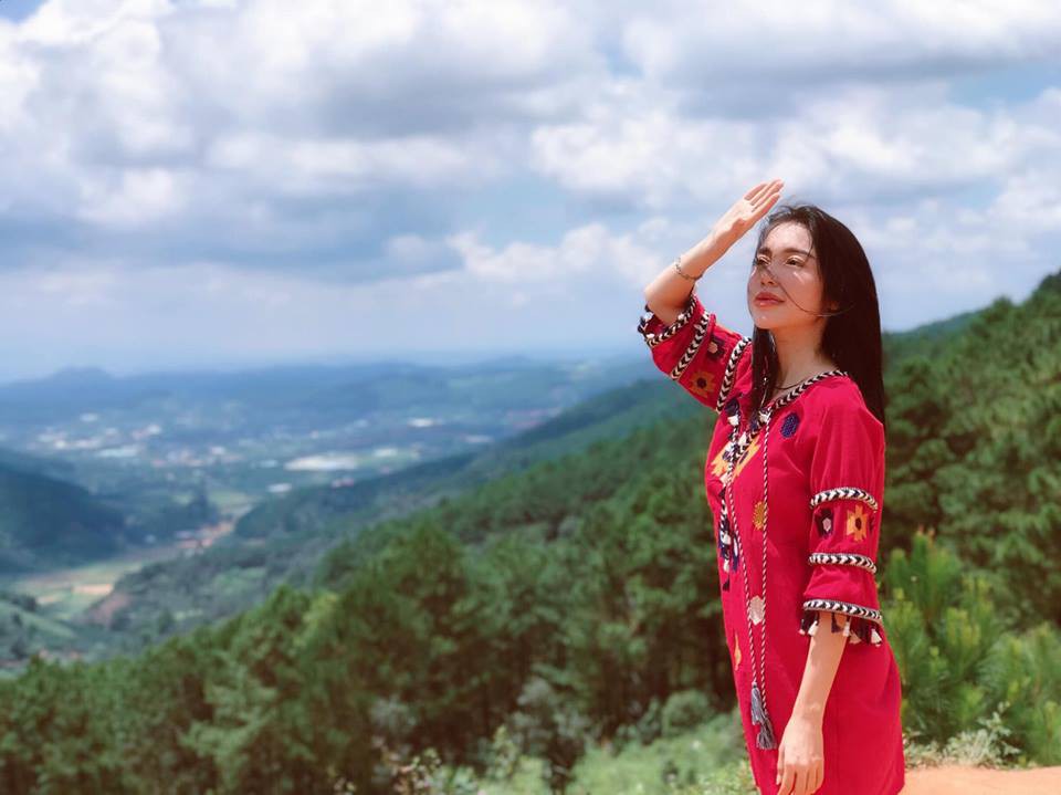 Không cần khoe da thịt, gái hai con Elly Trần vẫn đốt mắt fan hâm mộ với vóc dáng nuột nà như thiếu nữ đôi mươi - Ảnh 7. Không cần khoe da thịt, gái hai con Elly Trần vẫn đốt mắt fan hâm mộ với vóc dáng nuột nà như thiếu nữ đôi mươi - Ảnh 7.