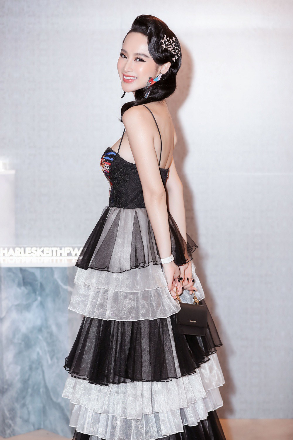 Angela Phương Trinh diện váy xếp tầng, không quên khoe vòng 1 gợi cảm tại sự kiện - Ảnh 2. Angela Phương Trinh diện váy xếp tầng, không quên khoe vòng 1 gợi cảm tại sự kiện - Ảnh 2.