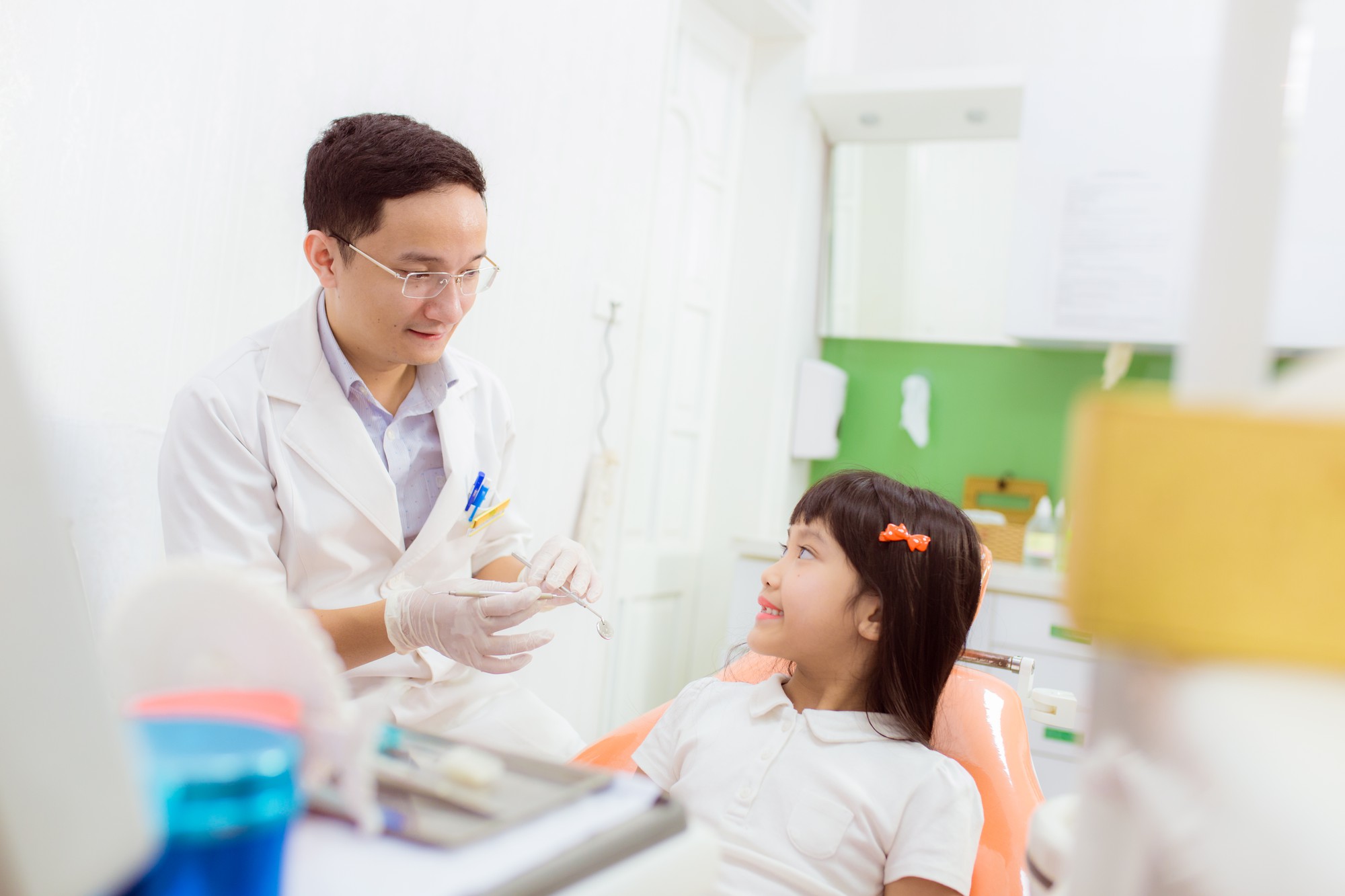 Nhiều biến chứng khôn lường từ việc bố mẹ tự nhổ răng sữa cho con tại nhà - Ảnh 2. Nhiều biến chứng khôn lường từ việc bố mẹ tự nhổ răng sữa cho con tại nhà - Ảnh 2.