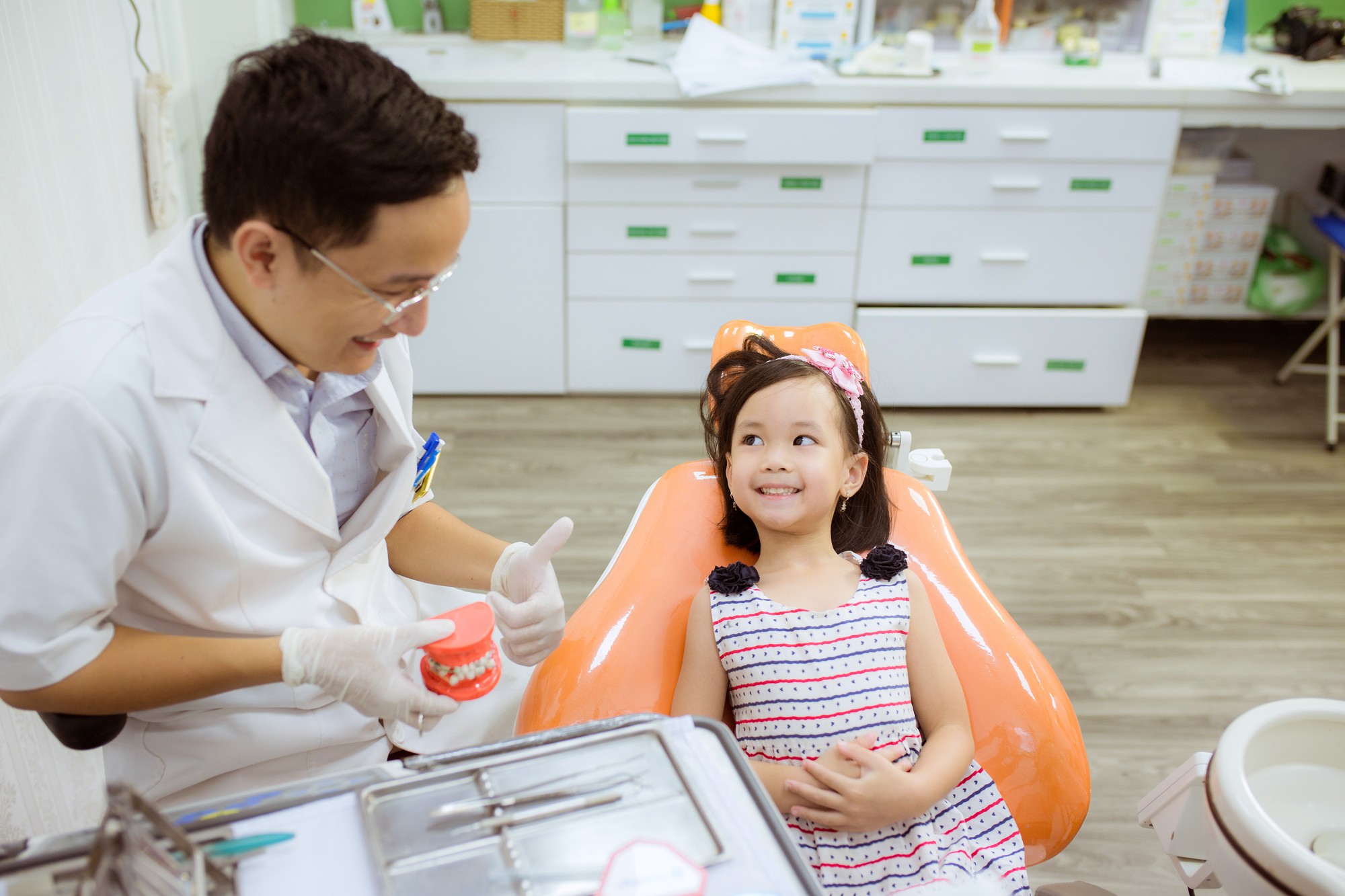 Nhiều biến chứng khôn lường từ việc bố mẹ tự nhổ răng sữa cho con tại nhà - Ảnh 1. Nhiều biến chứng khôn lường từ việc bố mẹ tự nhổ răng sữa cho con tại nhà - Ảnh 1.