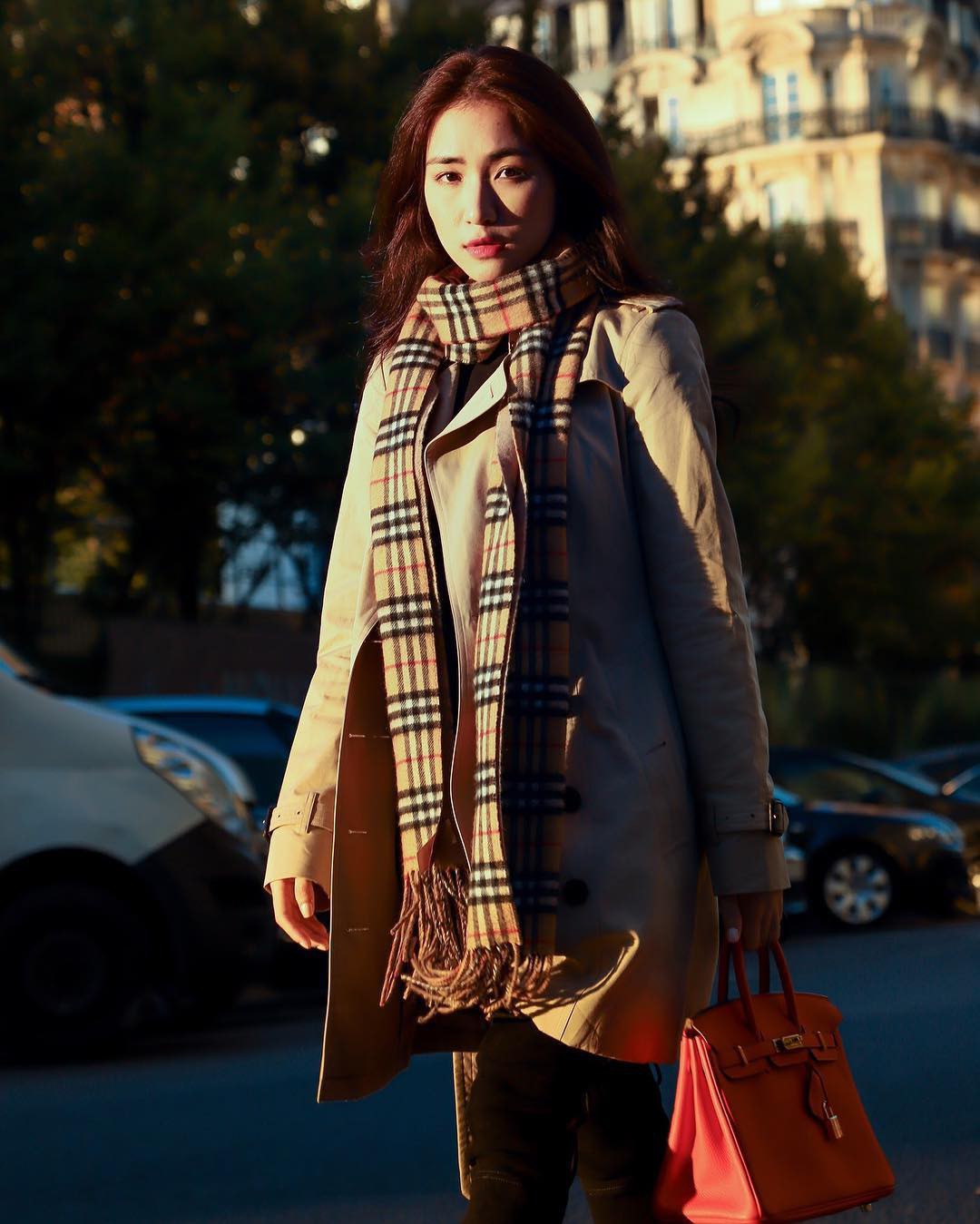 Mới năm trước còn dùng đồ fake, sang đến năm nay Hòa Minzy đã có Hermes Birkin để tung tăng Paris - Ảnh 1. Mới năm trước còn dùng đồ fake, sang đến năm nay Hòa Minzy đã có Hermes Birkin để tung tăng Paris - Ảnh 1.