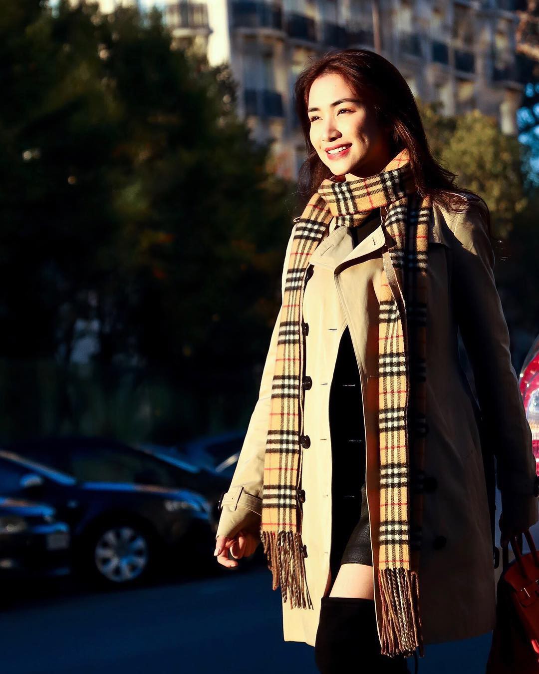 Mới năm trước còn dùng đồ fake, sang đến năm nay Hòa Minzy đã có Hermes Birkin để tung tăng Paris - Ảnh 3. Mới năm trước còn dùng đồ fake, sang đến năm nay Hòa Minzy đã có Hermes Birkin để tung tăng Paris - Ảnh 3.