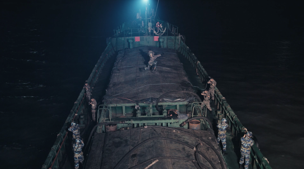 Màn hất điện thoại kinh điển trong Hậu duệ mặt trời bản Việt của Song Luân bị khán giả chê bai - Ảnh 1. Màn hất điện thoại kinh điển trong Hậu duệ mặt trời bản Việt của Song Luân bị khán giả chê bai - Ảnh 1.