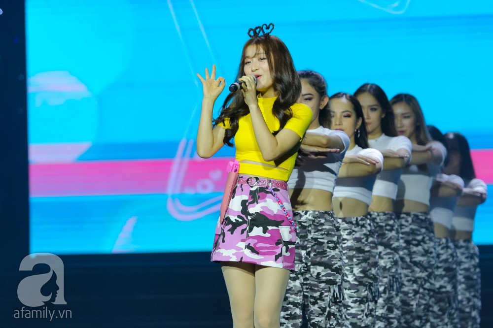 Khán giả thót tim xem Miu Lê treo mình trên không trung - Ảnh 3. Khán giả thót tim xem Miu Lê treo mình trên không trung - Ảnh 3.