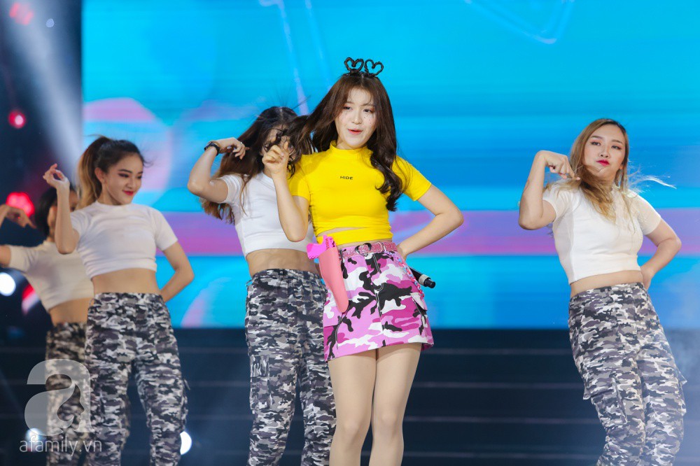 Khán giả thót tim xem Miu Lê treo mình trên không trung - Ảnh 4. Khán giả thót tim xem Miu Lê treo mình trên không trung - Ảnh 4.