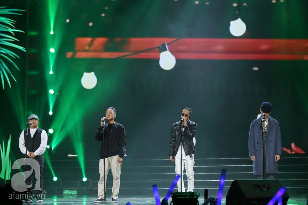 Khán giả thót tim xem Miu Lê treo mình trên không trung - Ảnh 5. Khán giả thót tim xem Miu Lê treo mình trên không trung - Ảnh 5.