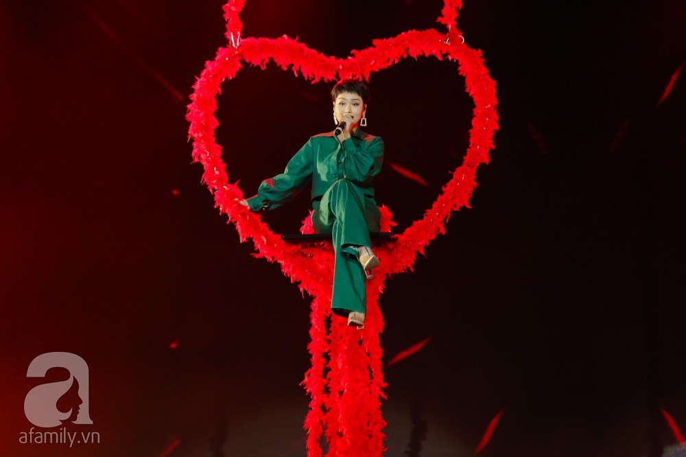 Khán giả thót tim xem Miu Lê treo mình trên không trung - Ảnh 1. Khán giả thót tim xem Miu Lê treo mình trên không trung - Ảnh 1.