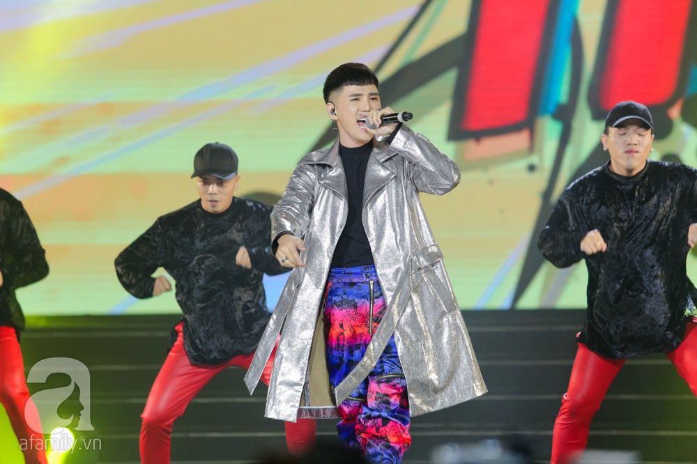 Khán giả thót tim xem Miu Lê treo mình trên không trung - Ảnh 11. Khán giả thót tim xem Miu Lê treo mình trên không trung - Ảnh 11.