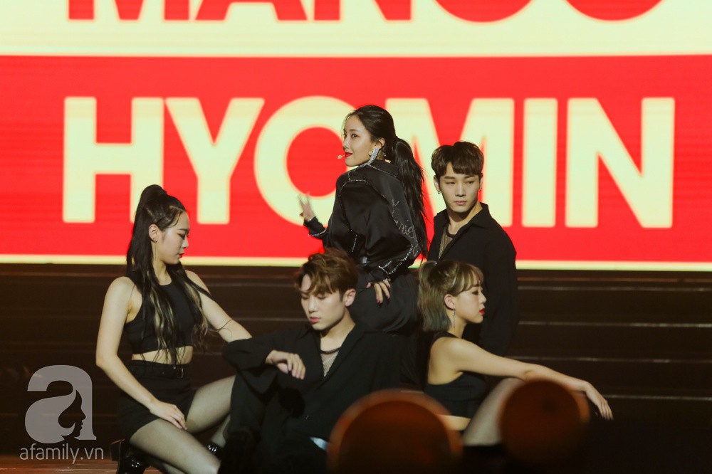 Khán giả thót tim xem Miu Lê treo mình trên không trung - Ảnh 12. Khán giả thót tim xem Miu Lê treo mình trên không trung - Ảnh 12.