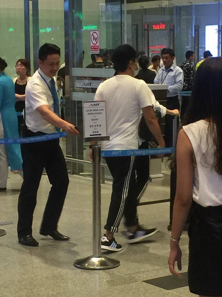 Nhã Phương - Trường Giang lại xuất hiện tại sân bay Đà Nẵng khu vực dành cho khách đi quốc tế, rộ tin đồn sang Hàn Quốc trăng mật - Ảnh 3. Nhã Phương - Trường Giang lại xuất hiện tại sân bay Đà Nẵng khu vực dành cho khách đi quốc tế, rộ tin đồn sang Hàn Quốc trăng mật - Ảnh 3.