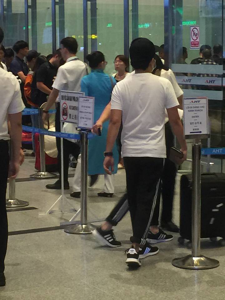 Nhã Phương - Trường Giang lại xuất hiện tại sân bay Đà Nẵng khu vực dành cho khách đi quốc tế, rộ tin đồn sang Hàn Quốc trăng mật - Ảnh 4. Nhã Phương - Trường Giang lại xuất hiện tại sân bay Đà Nẵng khu vực dành cho khách đi quốc tế, rộ tin đồn sang Hàn Quốc trăng mật - Ảnh 4.