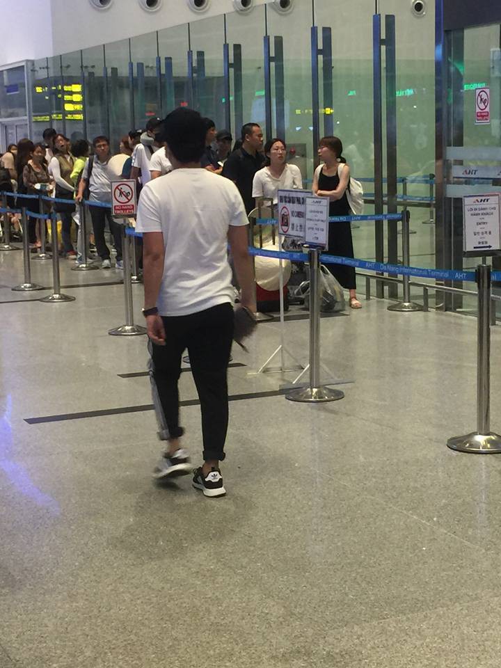 Nhã Phương - Trường Giang lại xuất hiện tại sân bay Đà Nẵng khu vực dành cho khách đi quốc tế, rộ tin đồn sang Hàn Quốc trăng mật - Ảnh 5. Nhã Phương - Trường Giang lại xuất hiện tại sân bay Đà Nẵng khu vực dành cho khách đi quốc tế, rộ tin đồn sang Hàn Quốc trăng mật - Ảnh 5.