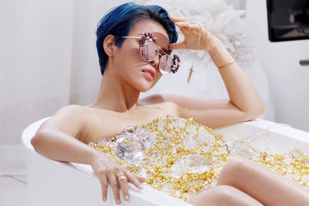 Hé lộ hình ảnh bán nude nhưng Vũ Cát Tường khiến khán giả nghĩ ngay đến Taylor Swift - Ảnh 7. Hé lộ hình ảnh bán nude nhưng Vũ Cát Tường khiến khán giả nghĩ ngay đến Taylor Swift - Ảnh 7.