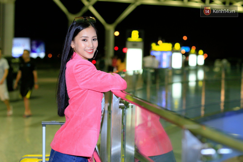 Hoa hậu Tiểu Vy rạng rỡ tại sân bay trước khi lên đường sang Paris dự sự kiện ra mắt ô tô VINFAST - Ảnh 2. Hoa hậu Tiểu Vy rạng rỡ tại sân bay trước khi lên đường sang Paris dự sự kiện ra mắt ô tô VINFAST - Ảnh 2.