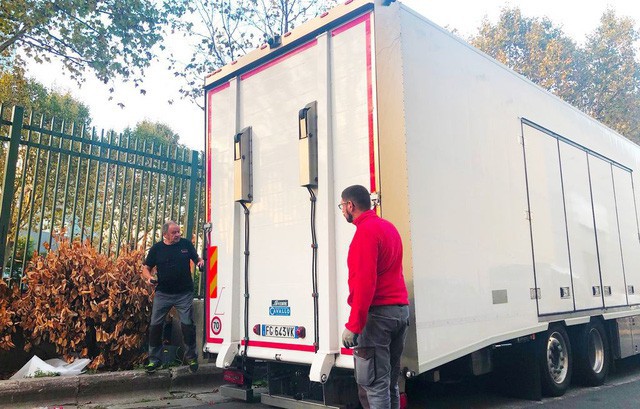 Chùm ảnh: Cận cảnh 2 xe VinFast được vận chuyển tới Paris Motor Show - Ảnh 1. Chùm ảnh: Cận cảnh 2 xe VinFast được vận chuyển tới Paris Motor Show - Ảnh 1.