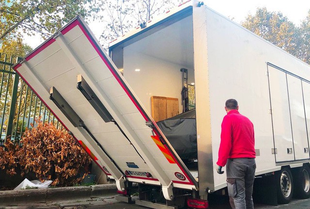 Chùm ảnh: Cận cảnh 2 xe VinFast được vận chuyển tới Paris Motor Show - Ảnh 2. Chùm ảnh: Cận cảnh 2 xe VinFast được vận chuyển tới Paris Motor Show - Ảnh 2.