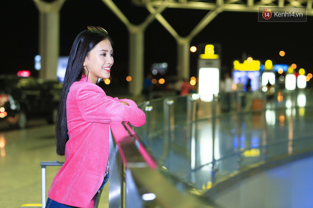 Hoa hậu Tiểu Vy rạng rỡ tại sân bay trước khi lên đường sang Paris dự sự kiện ra mắt ô tô VINFAST - Ảnh 3. Hoa hậu Tiểu Vy rạng rỡ tại sân bay trước khi lên đường sang Paris dự sự kiện ra mắt ô tô VINFAST - Ảnh 3.