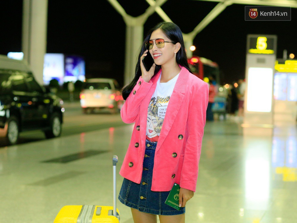 Hoa hậu Tiểu Vy rạng rỡ tại sân bay trước khi lên đường sang Paris dự sự kiện ra mắt ô tô VINFAST - Ảnh 6. Hoa hậu Tiểu Vy rạng rỡ tại sân bay trước khi lên đường sang Paris dự sự kiện ra mắt ô tô VINFAST - Ảnh 6.