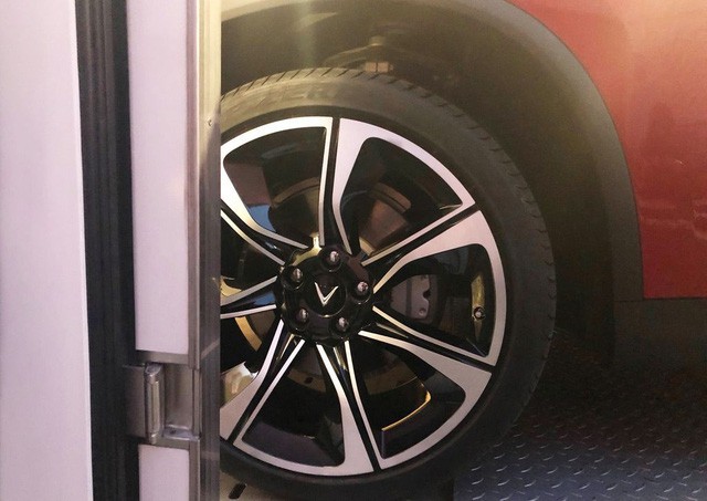 Chùm ảnh: Cận cảnh 2 xe VinFast được vận chuyển tới Paris Motor Show - Ảnh 10. Chùm ảnh: Cận cảnh 2 xe VinFast được vận chuyển tới Paris Motor Show - Ảnh 10.