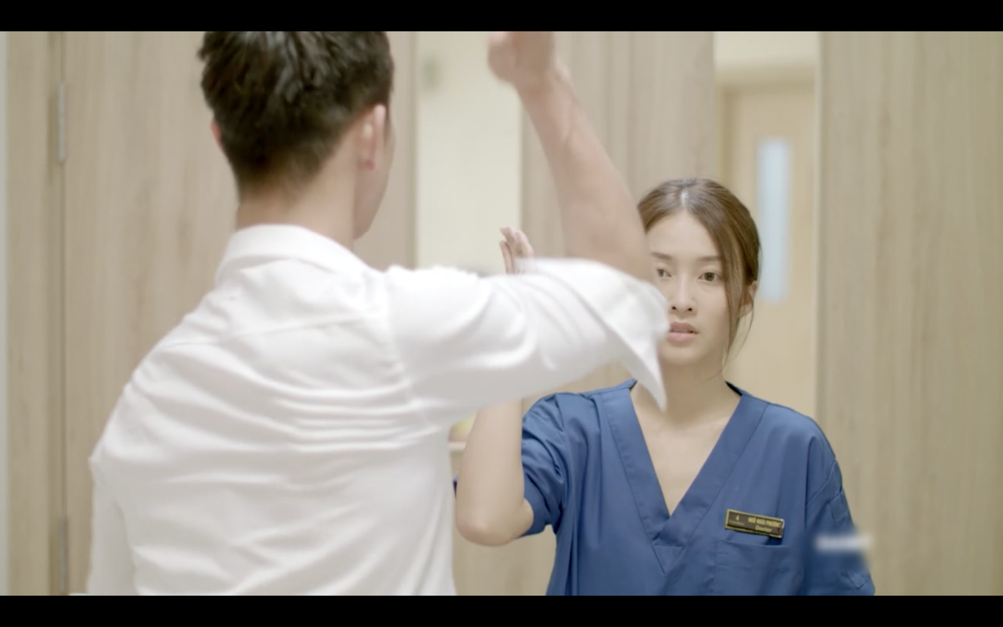 Màn hất điện thoại kinh điển trong Hậu duệ mặt trời bản Việt của Song Luân bị khán giả chê bai - Ảnh 5. Màn hất điện thoại kinh điển trong Hậu duệ mặt trời bản Việt của Song Luân bị khán giả chê bai - Ảnh 5.