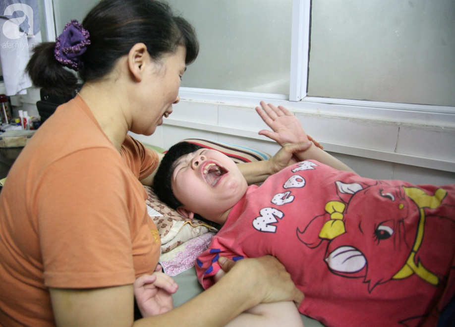 Hà Nội: Tiếng thét xé lòng của bé gái 10 tuổi bị bại não, thích nghe nhạc vàng trong căn phòng nhỏ ở bệnh viện - Ảnh 6.
