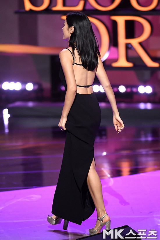 Kh&ocirc;ng kịp dự thảm đỏ, Son Ye Jin vẫn đủ sức khiến cả Seoul Drama Awards n&aacute;o loạn v&igrave; m&agrave;n hở bạo đốt mắt - Ảnh 4.