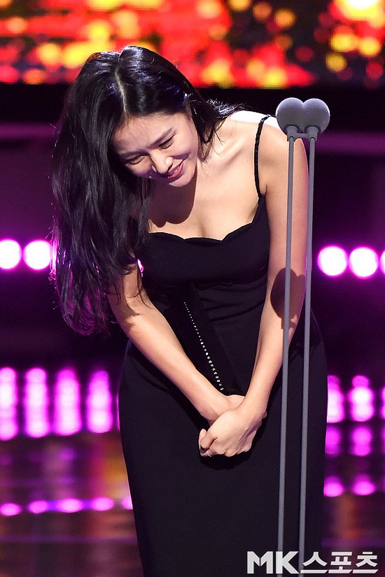 Kh&ocirc;ng kịp dự thảm đỏ, Son Ye Jin vẫn đủ sức khiến cả Seoul Drama Awards n&aacute;o loạn v&igrave; m&agrave;n hở bạo đốt mắt - Ảnh 6.