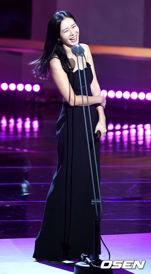 Kh&ocirc;ng kịp dự thảm đỏ, Son Ye Jin vẫn đủ sức khiến cả Seoul Drama Awards n&aacute;o loạn v&igrave; m&agrave;n hở bạo đốt mắt - Ảnh 10.