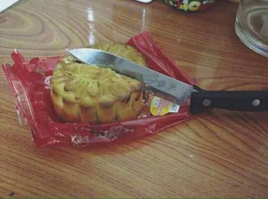 Những si&ecirc;u phẩm b&aacute;nh trung thu chứng minh c&oacute; những người chỉ n&ecirc;n ngồi ăn chứ đừng n&ecirc;n v&agrave;o bếp! - Ảnh 3.