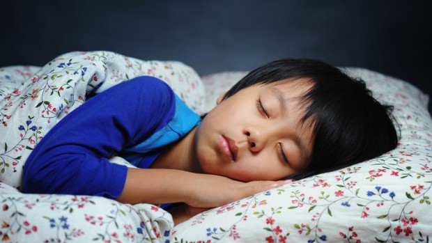 Nhìn bảng thời gian ngủ được chuyên gia khuyến cáo, nhiều cha mẹ sẽ giật mình vì con đang thiếu ngủ trầm trọng - Ảnh 1.