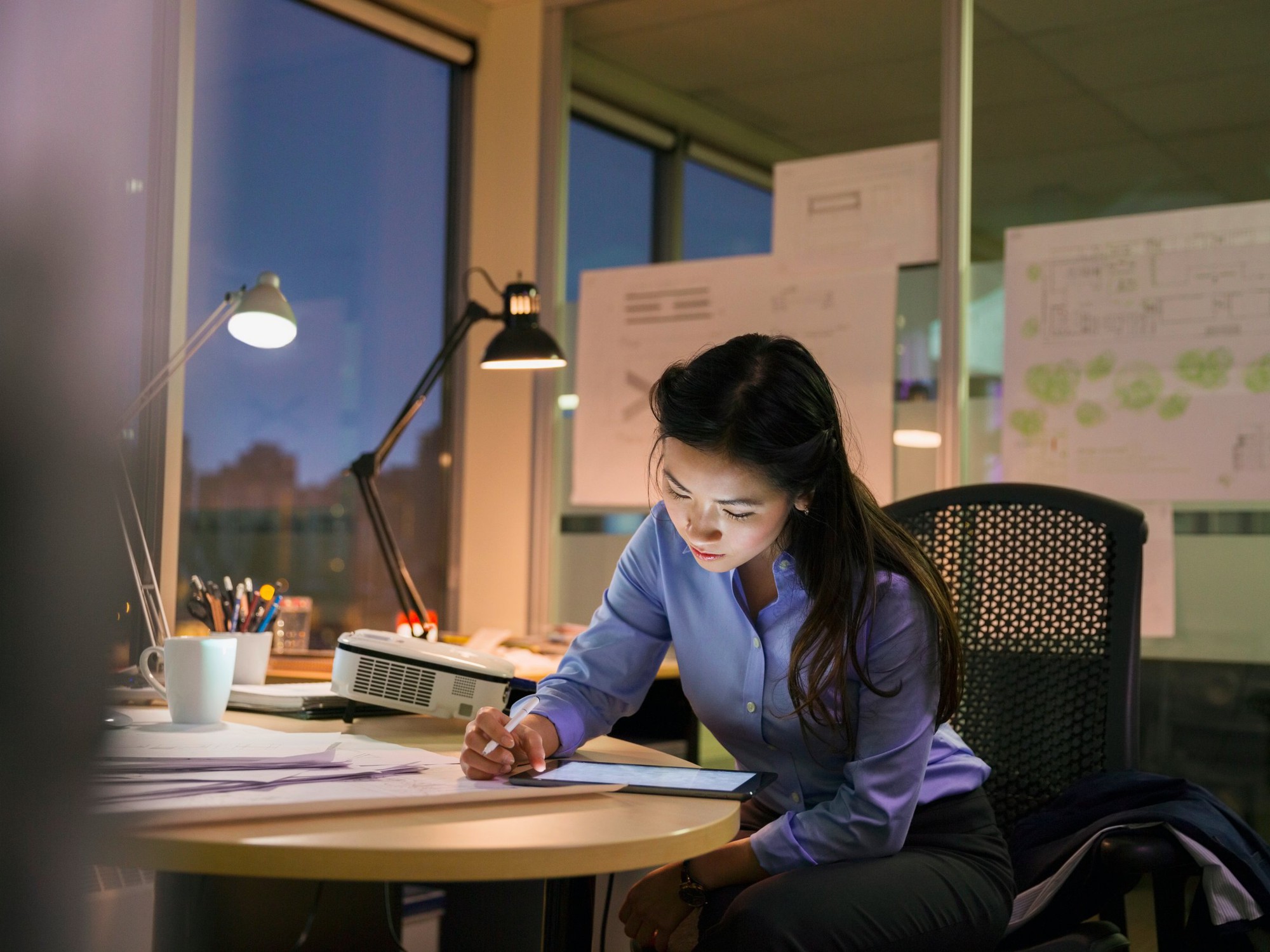 Những cô nàng “ngủ ngày cày đêm”, thường xuyên thức đến 2 giờ sáng liệu đã lường trước được hai tác hại kinh khủng này hay chưa? - Ảnh 1. Những cô nàng “ngủ ngày cày đêm”, thường xuyên thức đến 2 giờ sáng liệu đã lường trước được hai tác hại kinh khủng này hay chưa? - Ảnh 1.