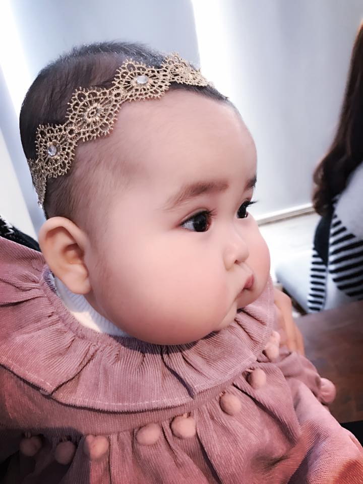 Em bé Hà Nội xinh như búp bê với đôi má bánh bao ai nhìn cũng muốn… cắn - Ảnh 2.