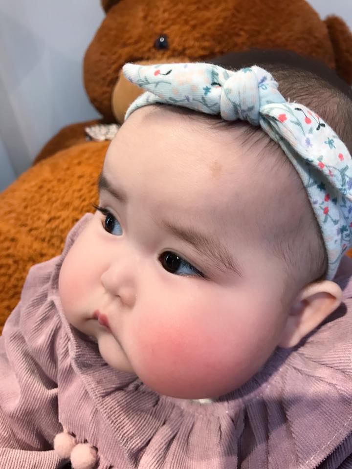 Em bé Hà Nội xinh như búp bê với đôi má bánh bao ai nhìn cũng muốn… cắn - Ảnh 3.