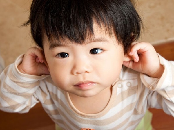 Chỉ với muối hạt và chiếc tất sạch, mẹ có thể chữa đau tai, viêm tai giữa cho bé tại nhà - Ảnh 2.