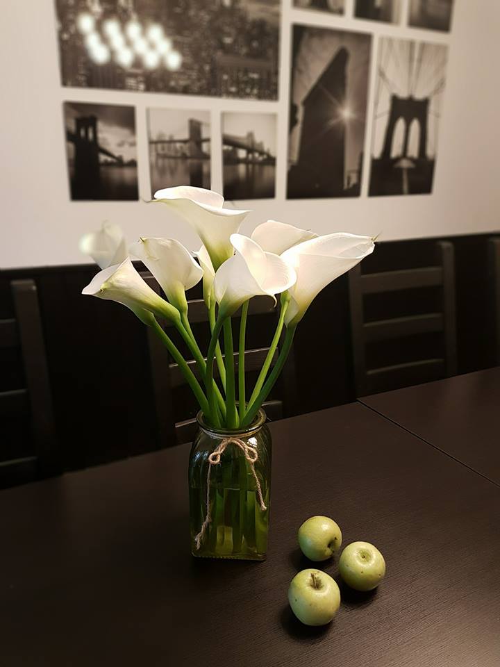 Không gian sống đẹp kiêu sa khi được trang trí với loài hoa rum đỏng đảnh - Ảnh 14. Không gian sống đẹp kiêu sa khi được trang trí với loài hoa rum đỏng đảnh - Ảnh 14.