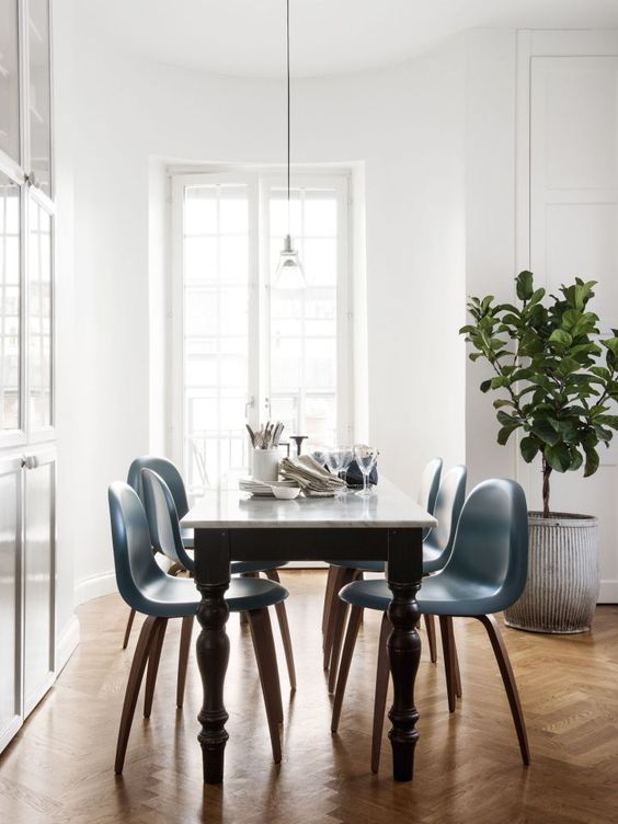 Kết hợp bàn gỗ kiểu cũ với ghế hiện đại - xu hướng mới cho phòng ăn gia đình - Ảnh 4.