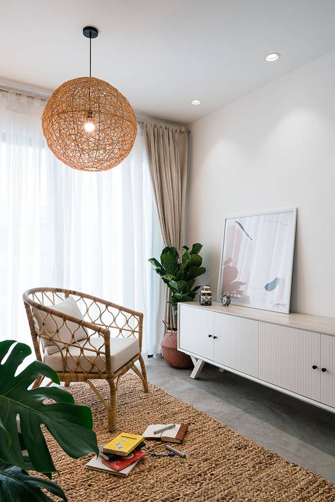 Sài Gòn: Căn hộ đẹp hài hòa với hai màu trắng – vàng của cô nàng 9x “phải lòng” phong cách tối giản - Ảnh 3. Sài Gòn: Căn hộ đẹp hài hòa với hai màu trắng – vàng của cô nàng 9x “phải lòng” phong cách tối giản - Ảnh 3.