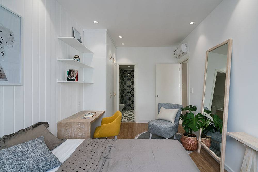 Sài Gòn: Căn hộ đẹp hài hòa với hai màu trắng – vàng của cô nàng 9x “phải lòng” phong cách tối giản - Ảnh 5. Sài Gòn: Căn hộ đẹp hài hòa với hai màu trắng – vàng của cô nàng 9x “phải lòng” phong cách tối giản - Ảnh 5.