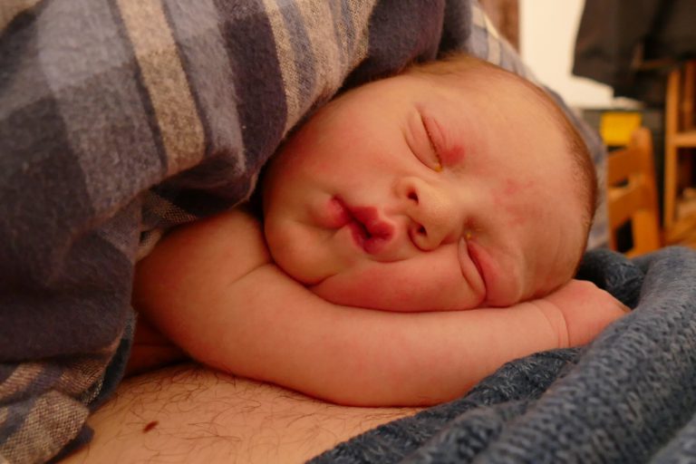 19 triệu lượt xem clip ghi lại cảnh người mẹ đứng sinh con khiến ai cũng kinh ngạc - Ảnh 8. 19 triệu lượt xem clip ghi lại cảnh người mẹ đứng sinh con khiến ai cũng kinh ngạc - Ảnh 8.